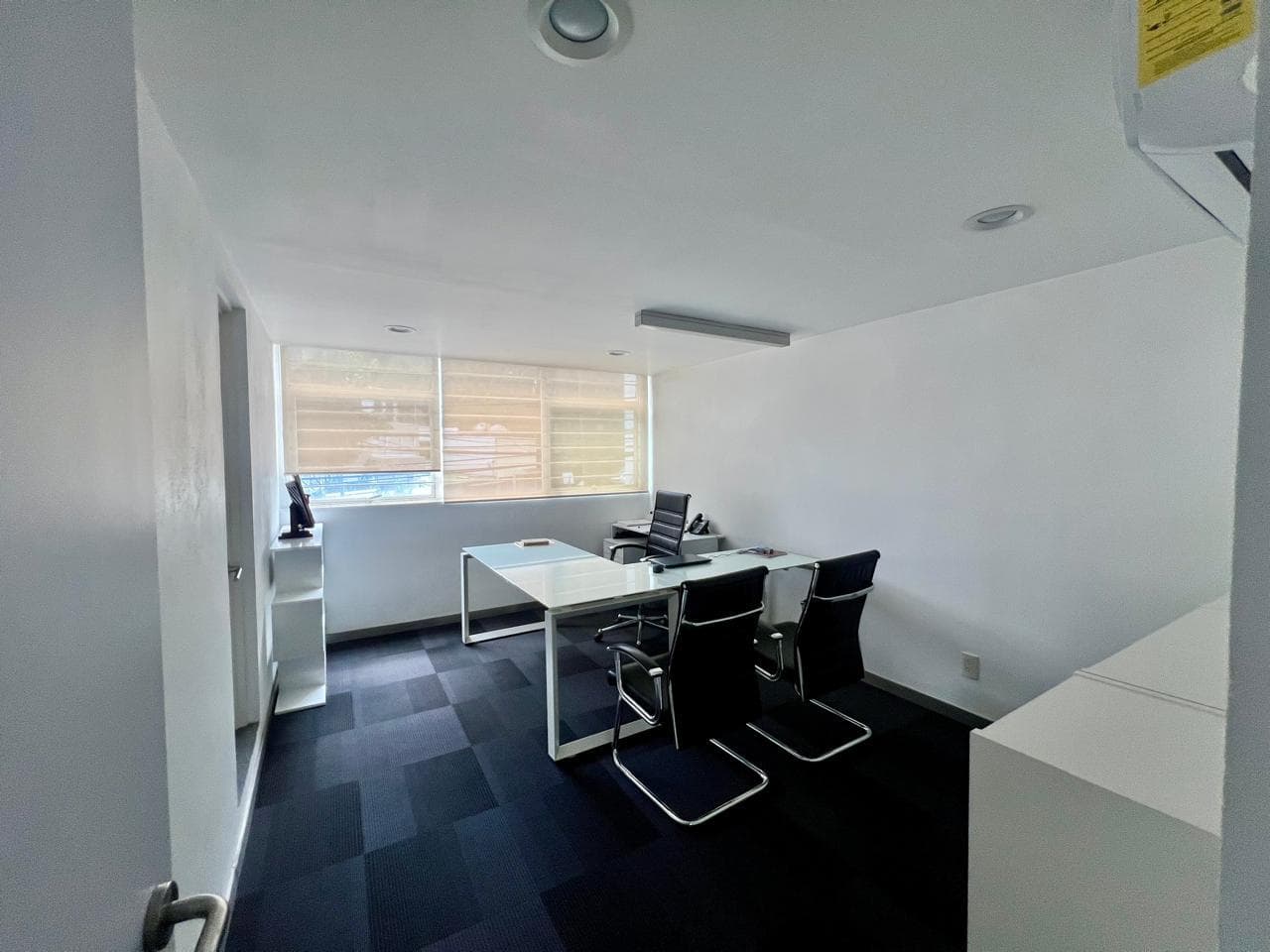 Office for rent in Sierra Candela, 4 private units.