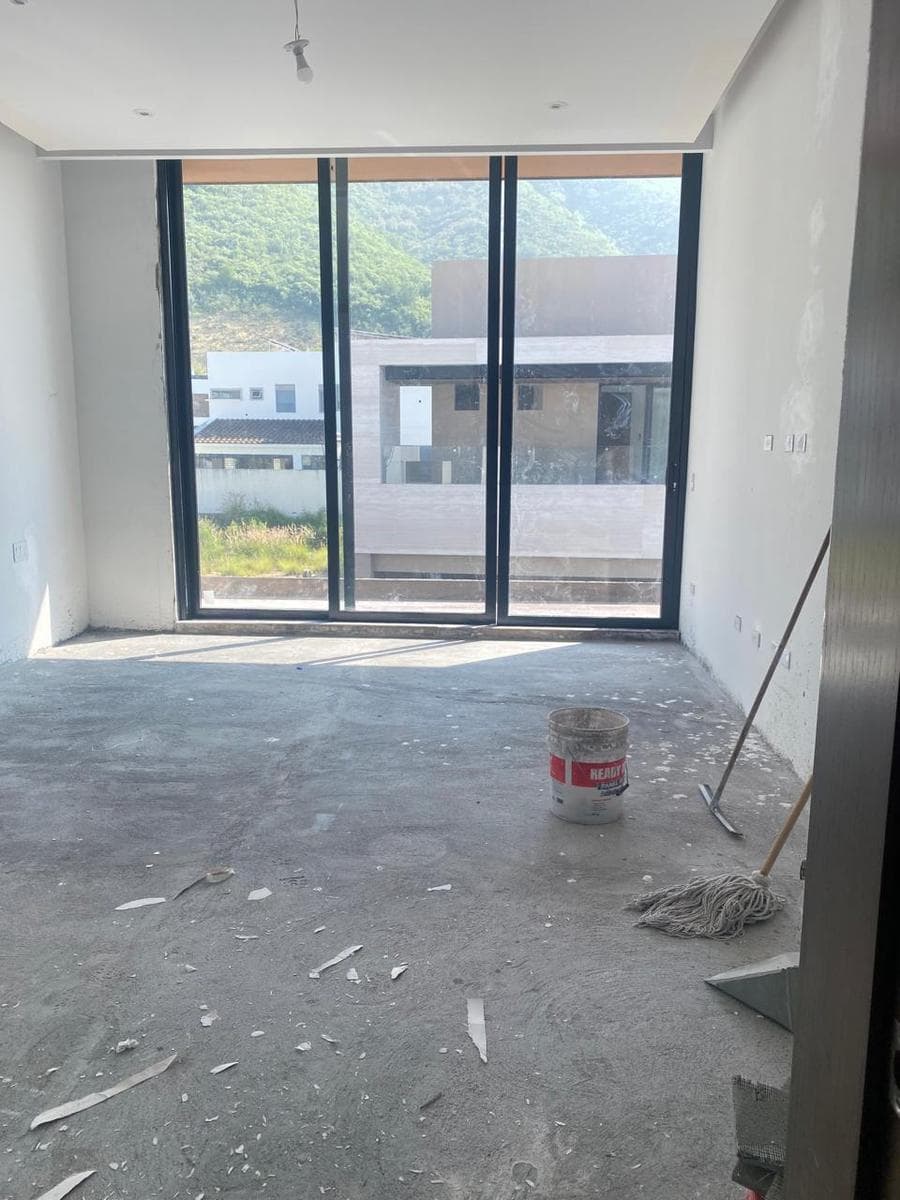HOUSE FOR SALE IN LA HERRADURA ON THE NATIONAL HIGHWAY