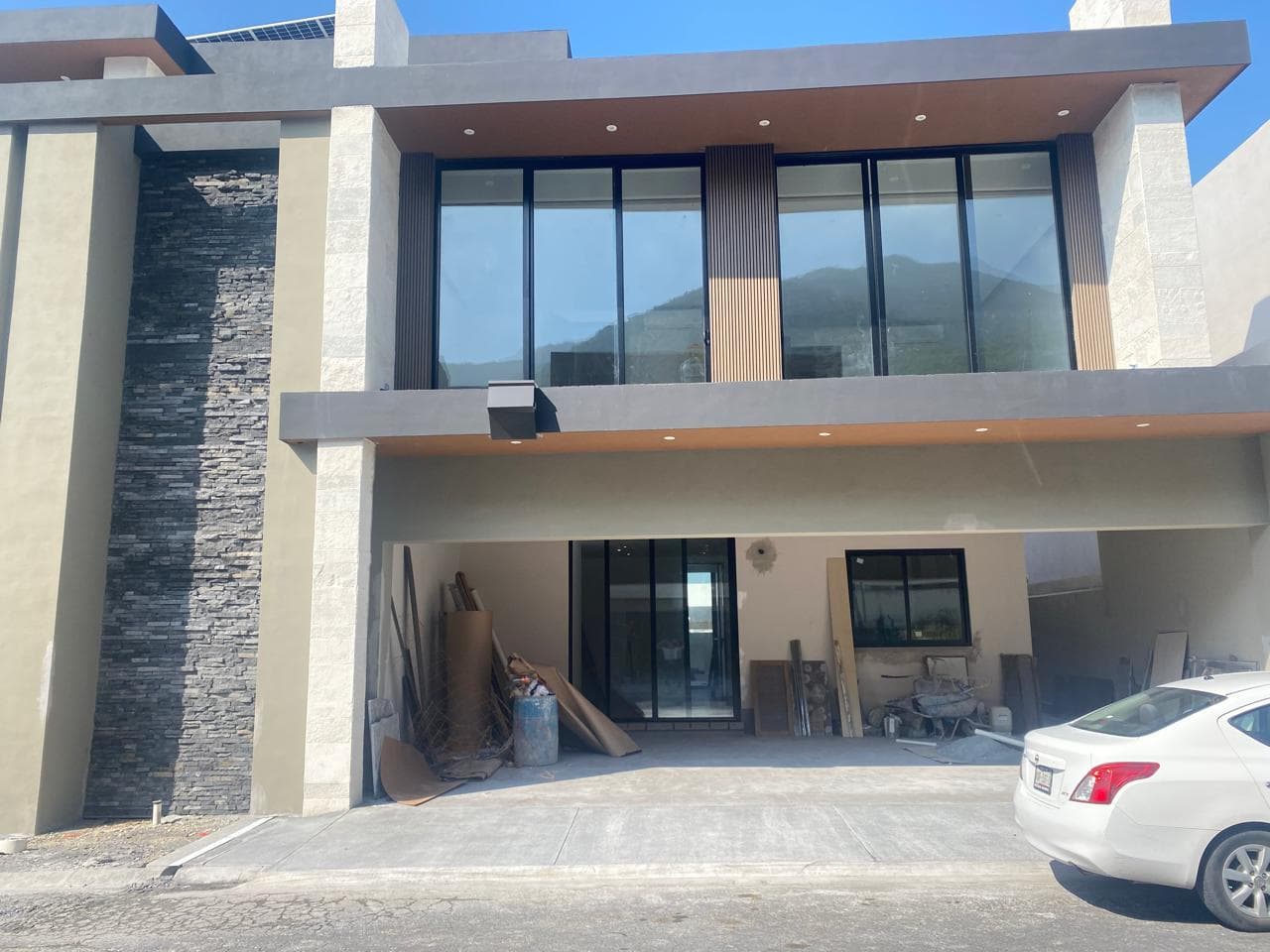 HOUSE FOR SALE IN LA HERRADURA ON THE NATIONAL HIGHWAY