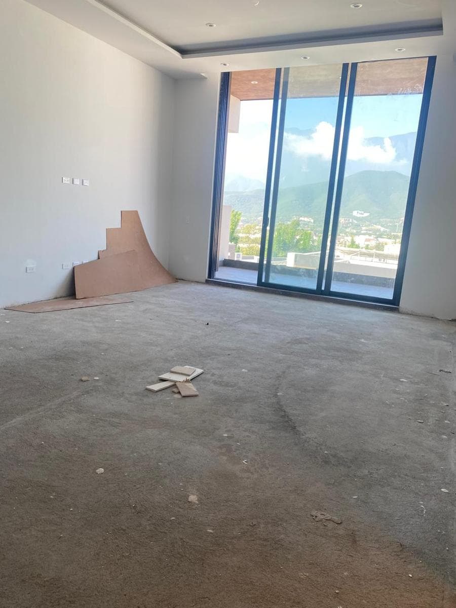 HOUSE FOR SALE IN LA HERRADURA ON THE NATIONAL HIGHWAY