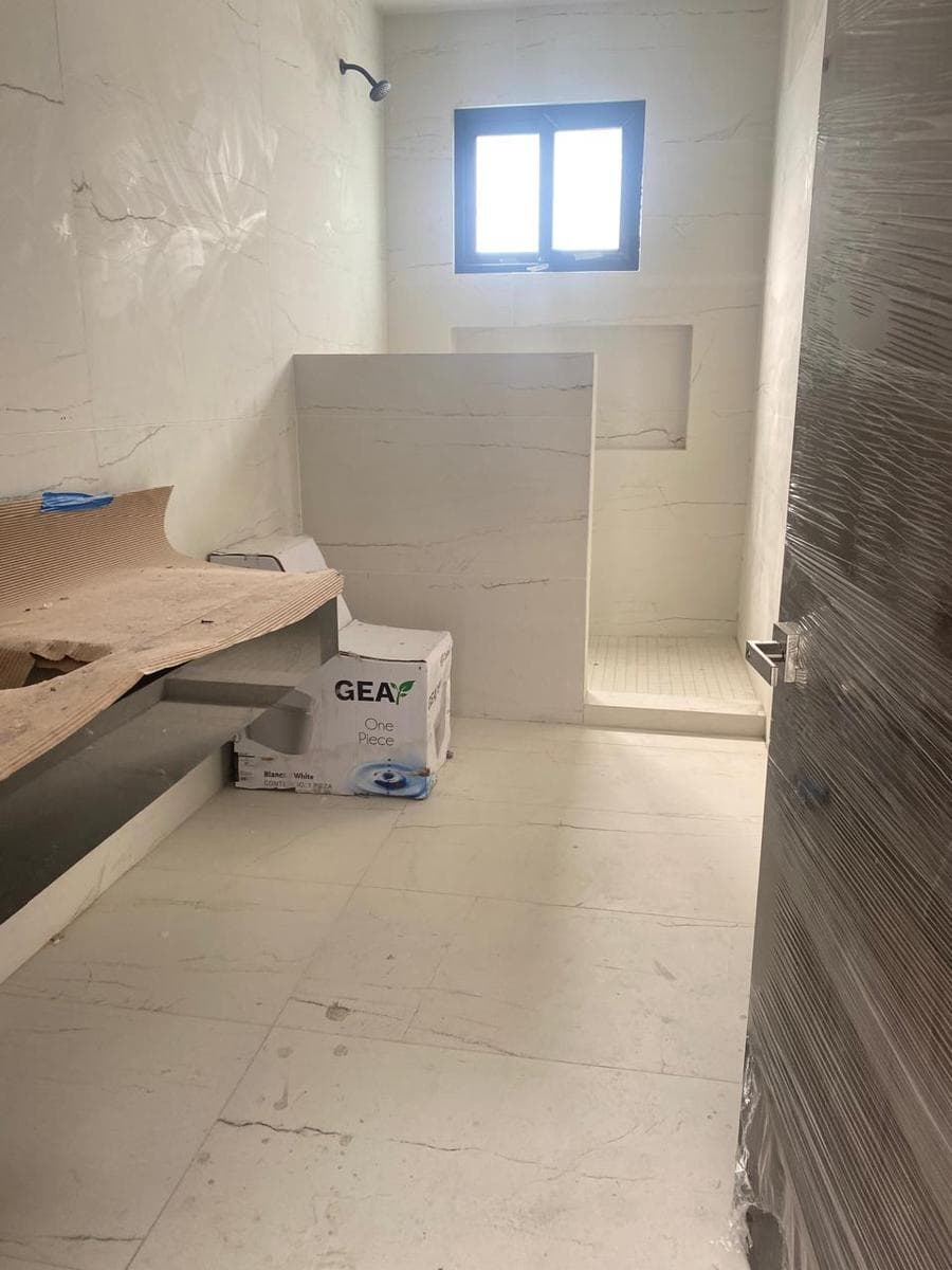 HOUSE FOR SALE IN LA HERRADURA ON THE NATIONAL HIGHWAY
