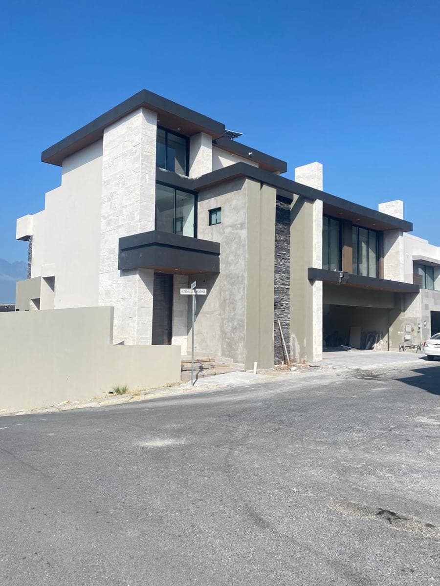 HOUSE FOR SALE IN LA HERRADURA ON THE NATIONAL HIGHWAY
