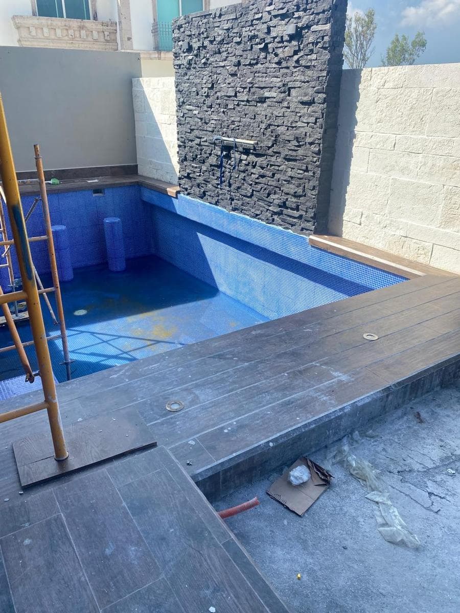 HOUSE FOR SALE IN LA HERRADURA ON THE NATIONAL HIGHWAY
