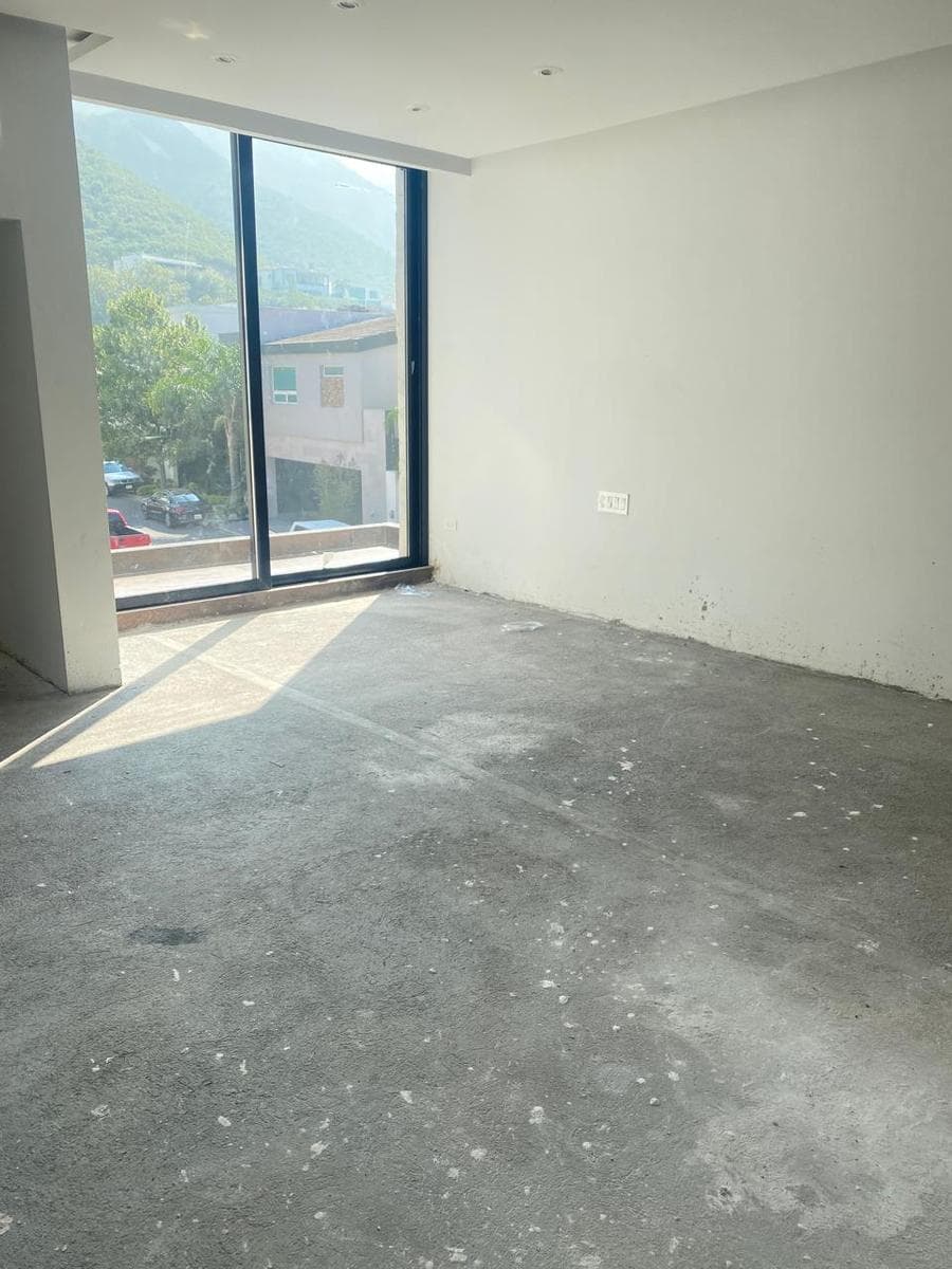 HOUSE FOR SALE IN LA HERRADURA ON THE NATIONAL HIGHWAY