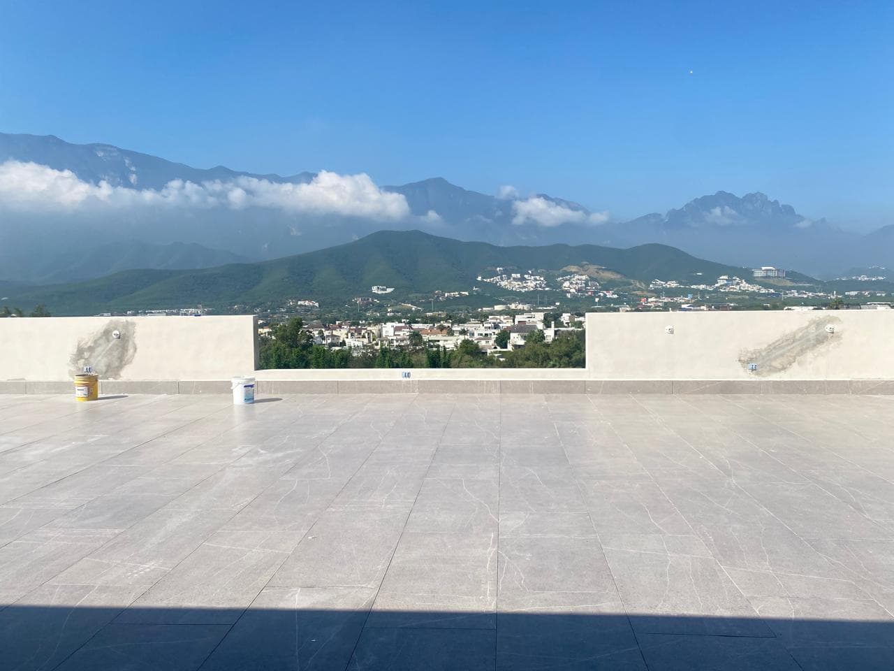 HOUSE FOR SALE IN LA HERRADURA ON THE NATIONAL HIGHWAY