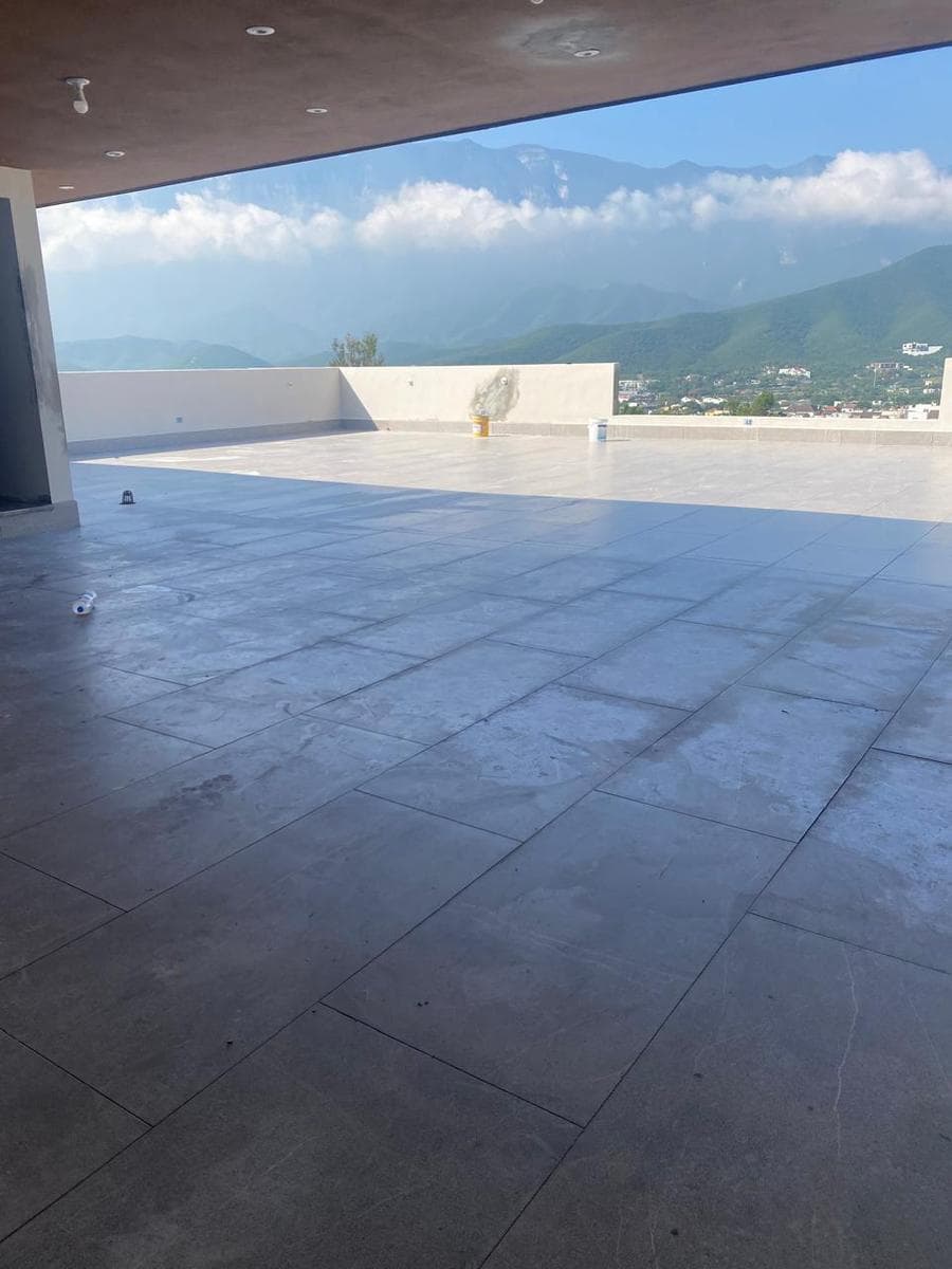 HOUSE FOR SALE IN LA HERRADURA ON THE NATIONAL HIGHWAY