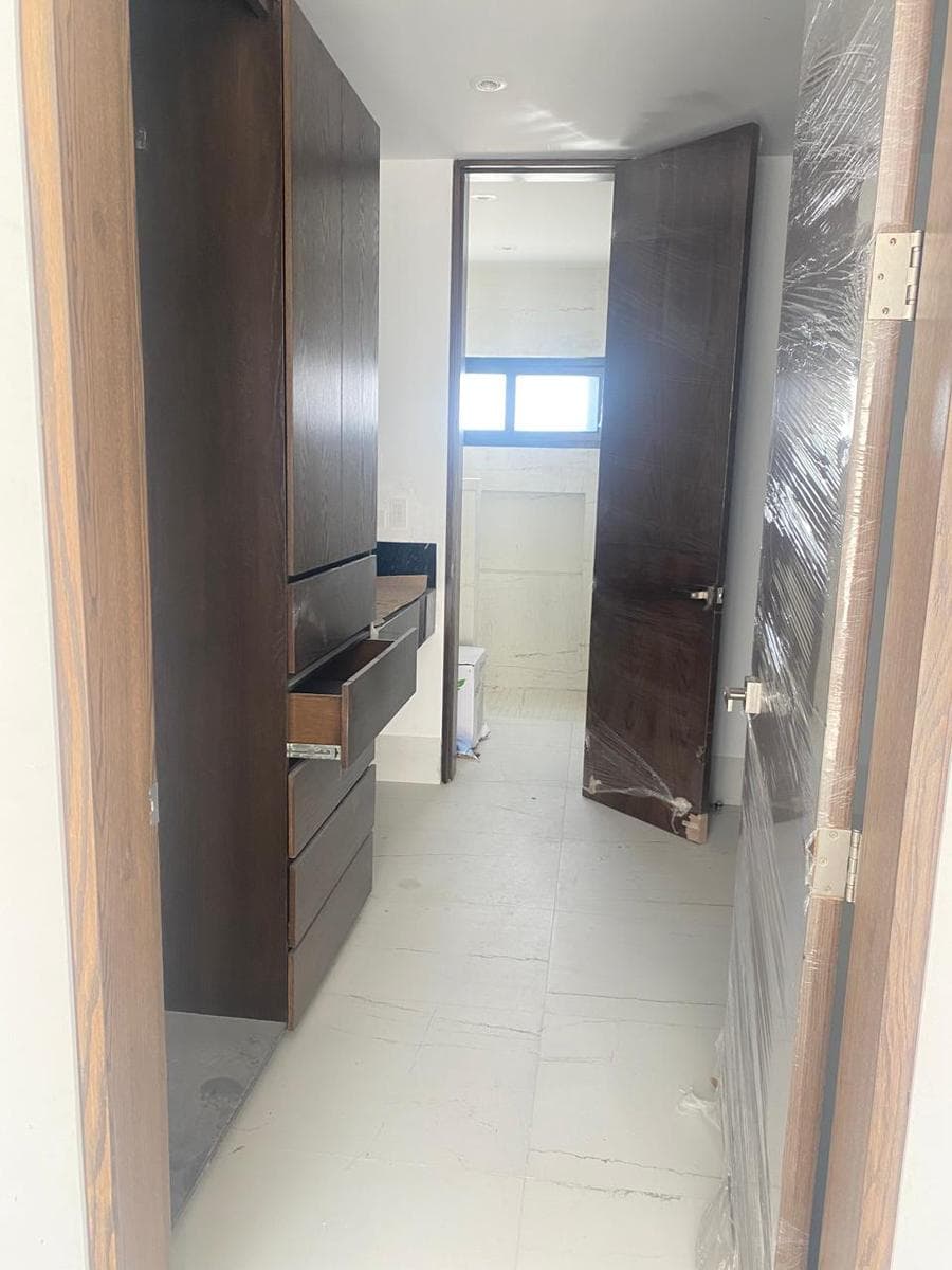 HOUSE FOR SALE IN LA HERRADURA ON THE NATIONAL HIGHWAY