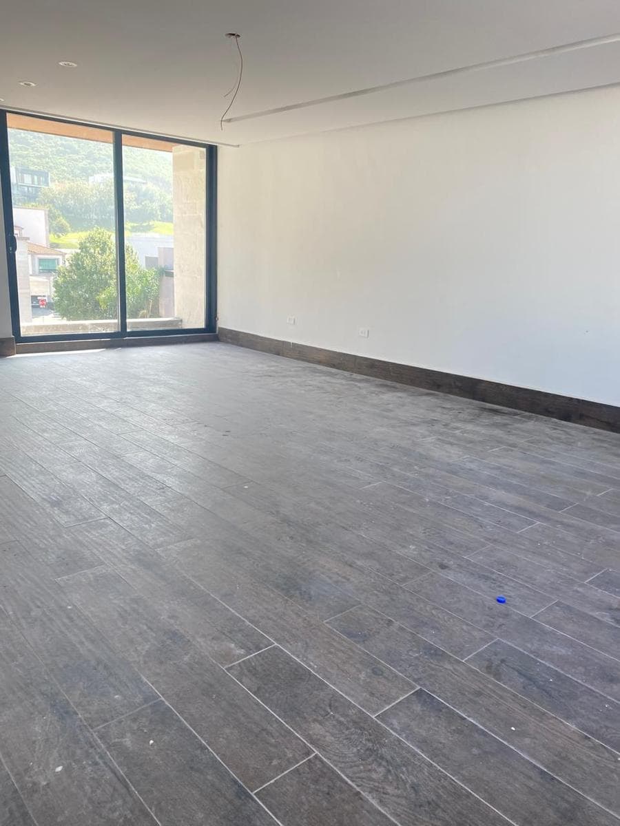 HOUSE FOR SALE IN LA HERRADURA ON THE NATIONAL HIGHWAY