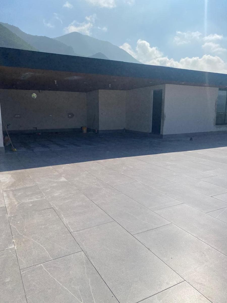 HOUSE FOR SALE IN LA HERRADURA ON THE NATIONAL HIGHWAY