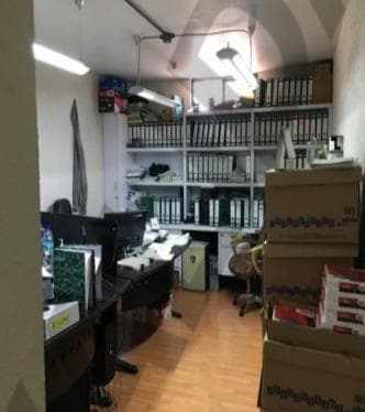 Office for sale in a 3-story building with parking for 7 cars.