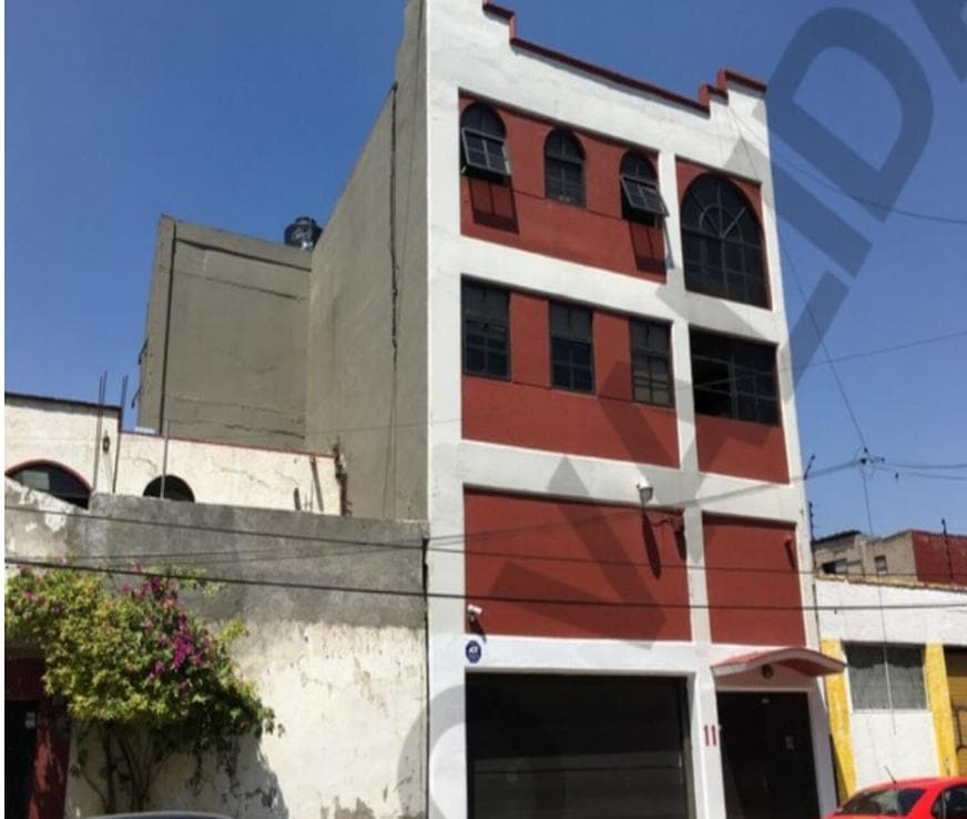 Office for sale in a 3-story building with parking for 7 cars.