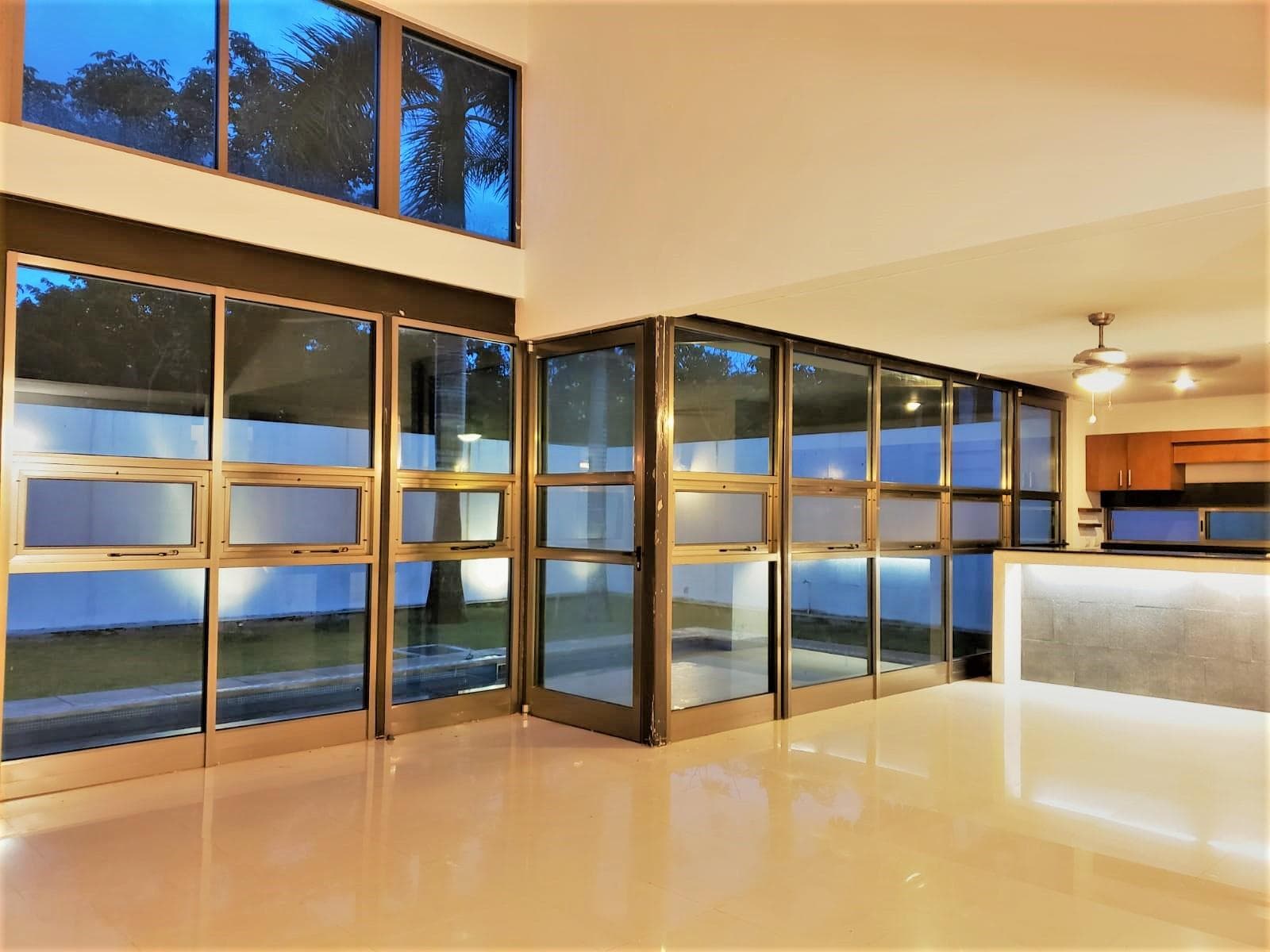 CASA EN VENTA DENTRO DE RESIDENCIAL, COLEGIOS CANCÚN