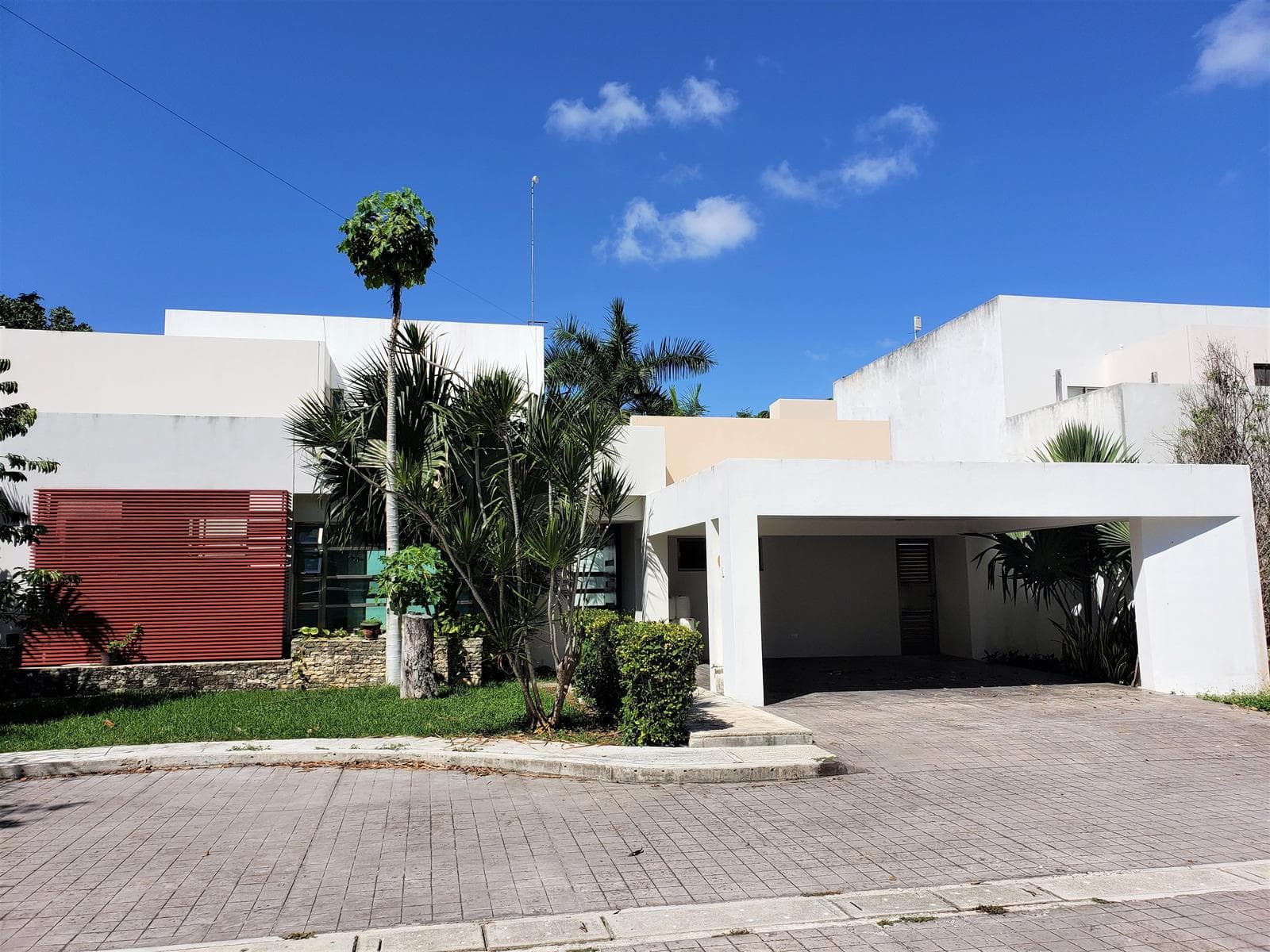 CASA EN VENTA DENTRO DE RESIDENCIAL, COLEGIOS CANCÚN