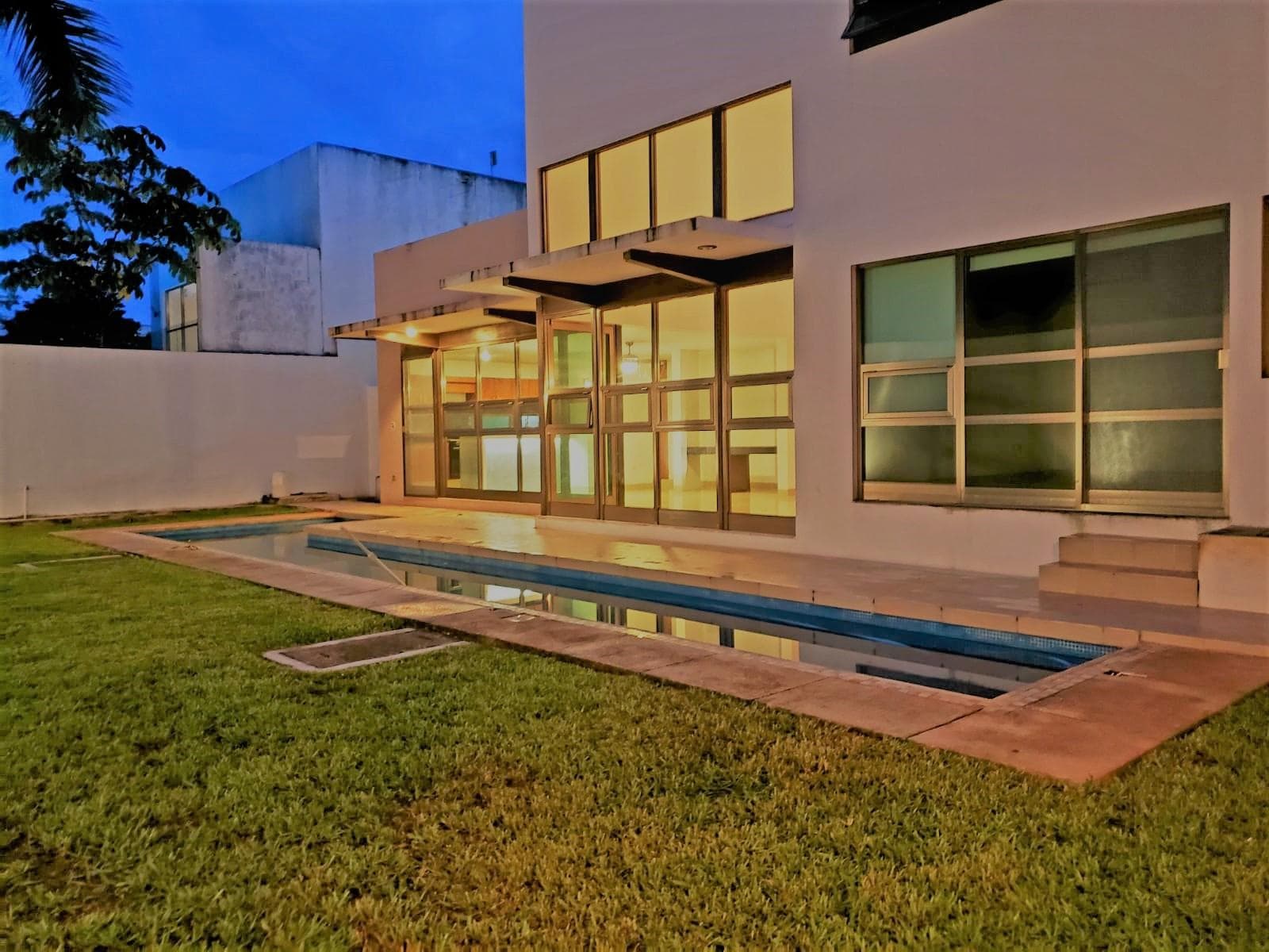 CASA EN VENTA DENTRO DE RESIDENCIAL, COLEGIOS CANCÚN