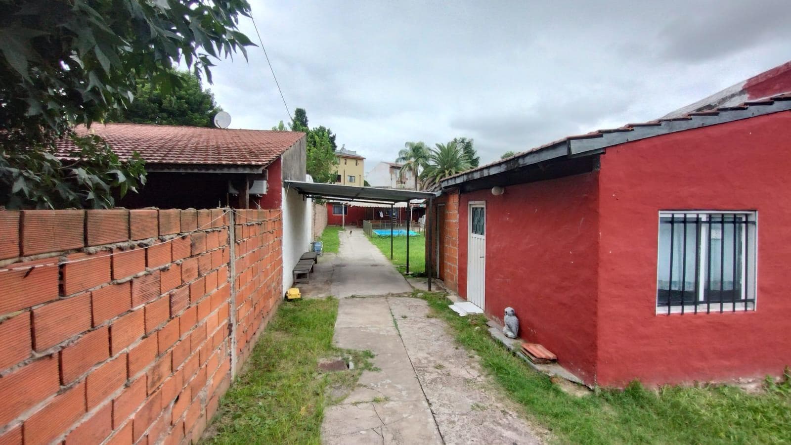 Lot measuring 40 x 10 with 2 houses