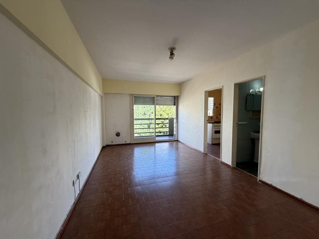 FOR SALE: Studio apartment with balcony, eligible for financing, in Almagro, 3 blocks from the Italian Hospital.