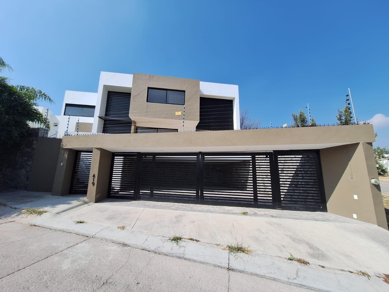 Casa en Lomas de Gran Jardín con 4 Recámaras con Baño, Cuarto de servicio y sala de TV