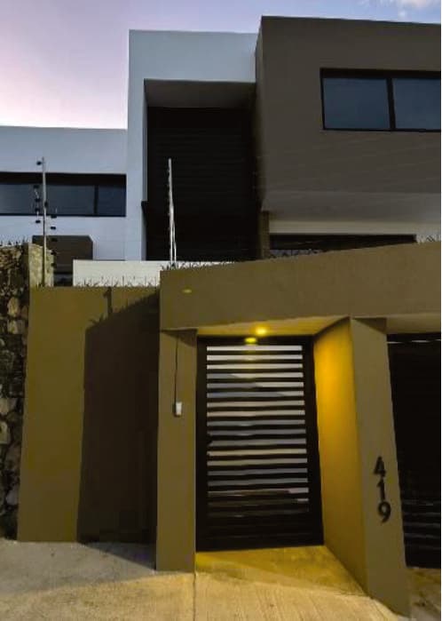 Casa en Lomas de Gran Jardín con 4 Recámaras con Baño, Cuarto de servicio y sala de TV