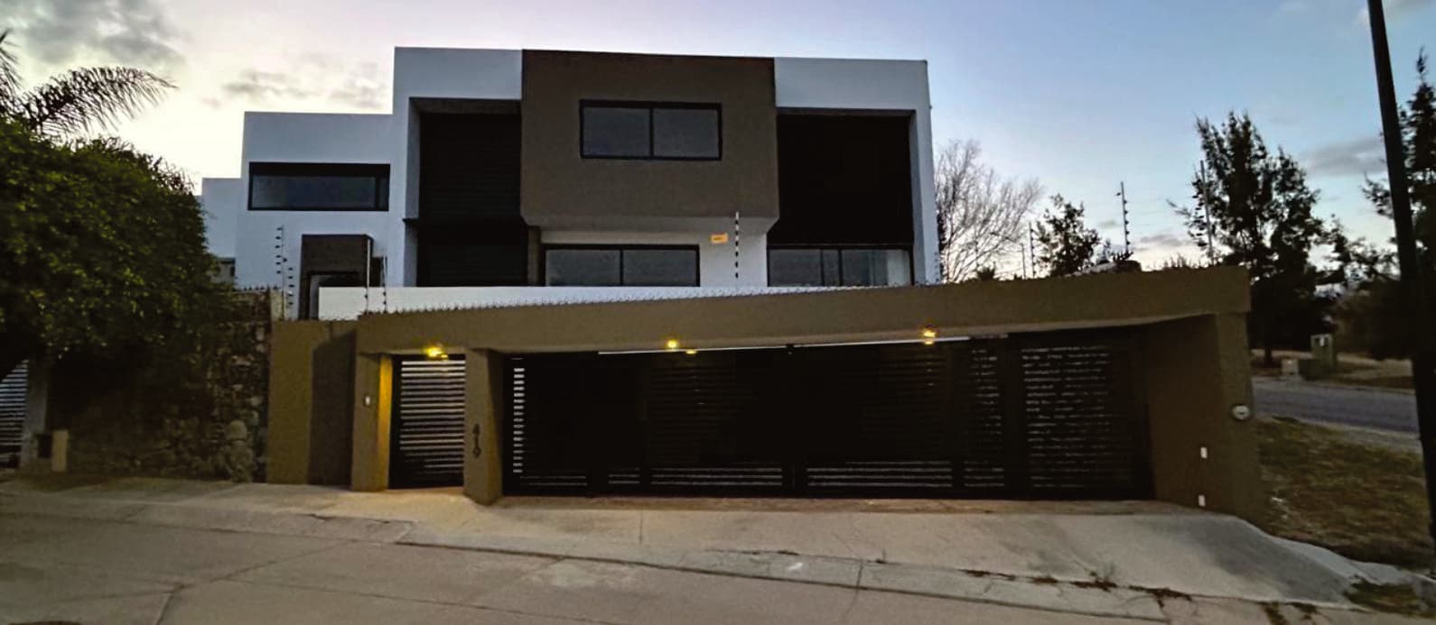 Casa en Lomas de Gran Jardín con 4 Recámaras con Baño, Cuarto de servicio y sala de TV