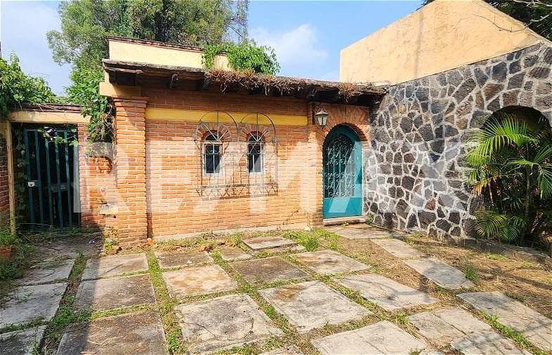 House for Sale with a Large Garden in Jardines de Tlayacapan
