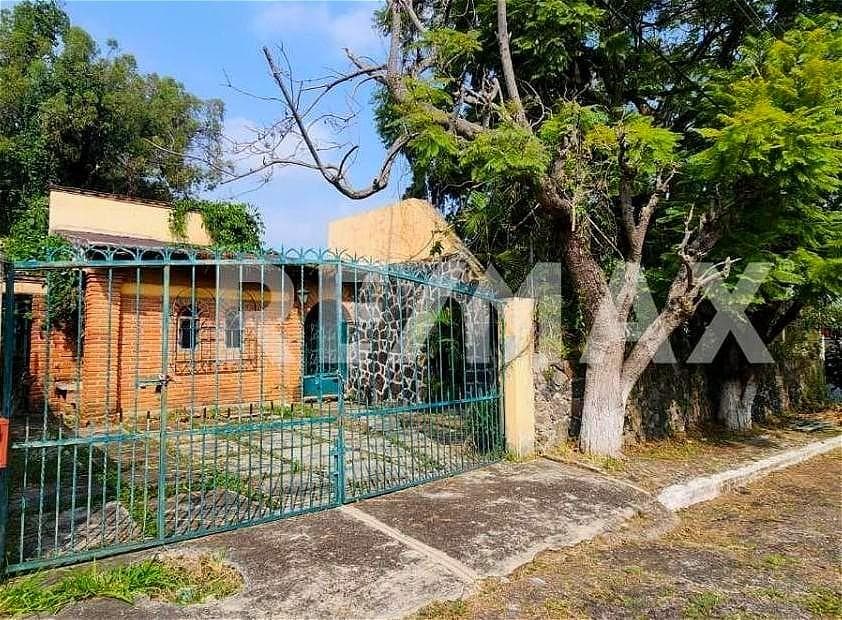 House for Sale with a Large Garden in Jardines de Tlayacapan