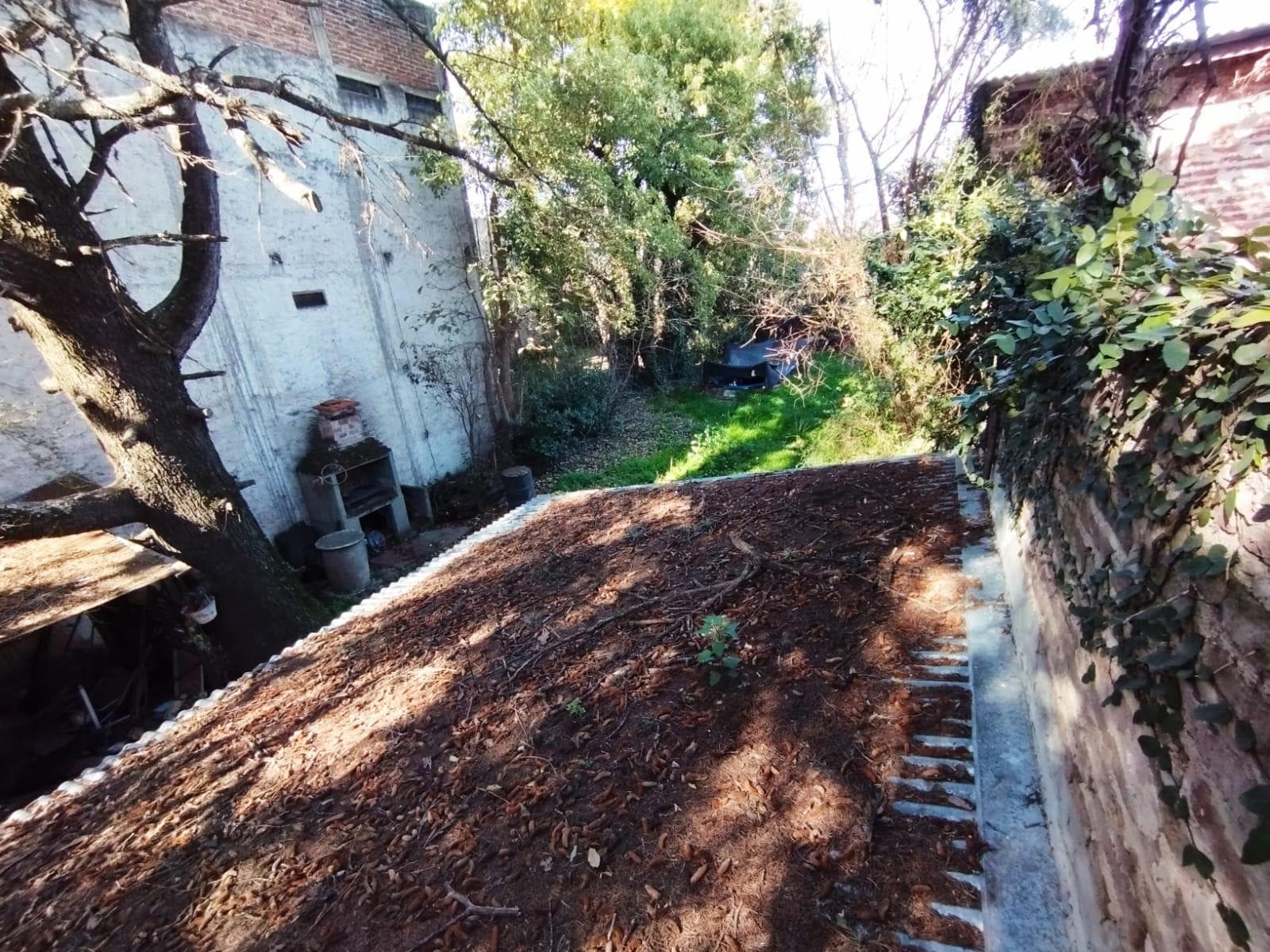 New Listing: Vacant lot with a pool and barbecue area—ideal for various uses. A great opportunity!