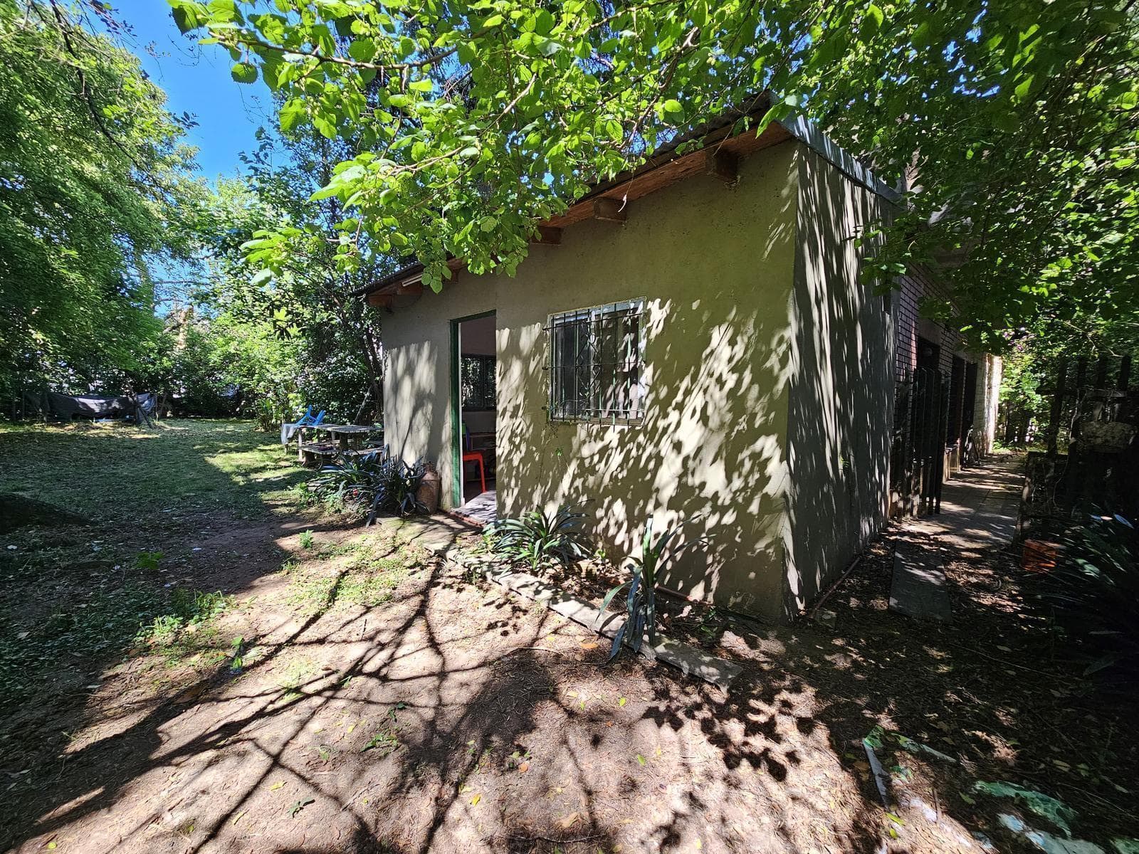 New Listing: Vacant lot with a pool and barbecue area—ideal for various uses. A great opportunity!