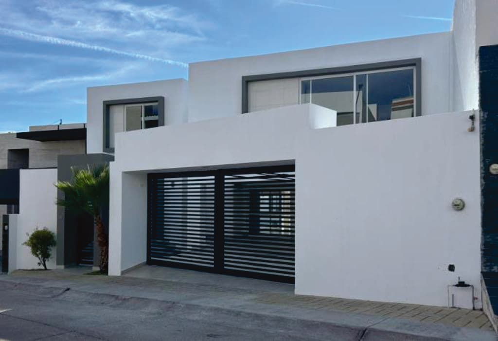 Casa con 4 Recámaras con Baño y Vestidor, Terraza con asador y cuarto de servicio
