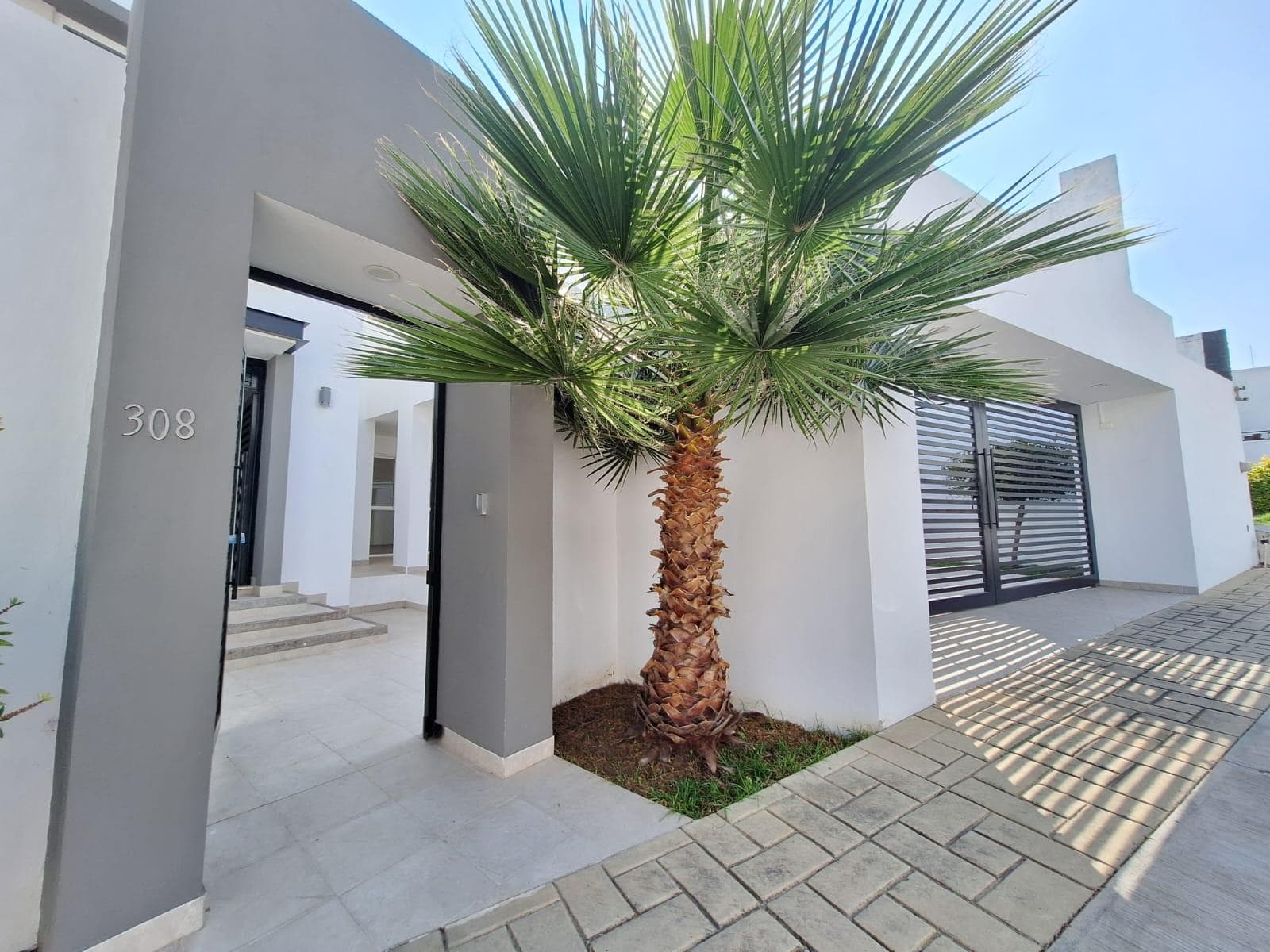 Casa con 4 Recámaras con Baño y Vestidor, Terraza con asador y cuarto de servicio