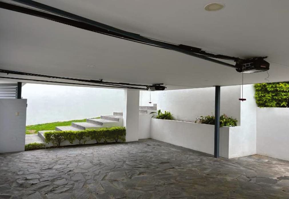 Casa con 4 Recámaras con Vestidor y Baño, Cuarto de Servicio, Sala de Tv y Jardín trasero