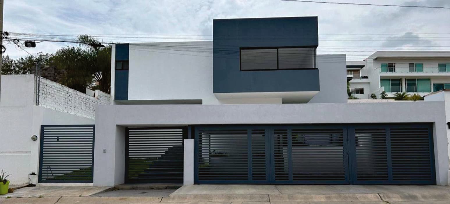Casa con 4 Recámaras con Vestidor y Baño, Cuarto de Servicio, Sala de Tv y Jardín trasero