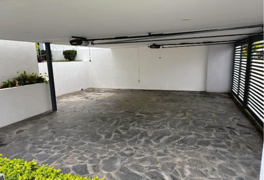 Casa con 4 Recámaras con Vestidor y Baño, Cuarto de Servicio, Sala de Tv y Jardín trasero