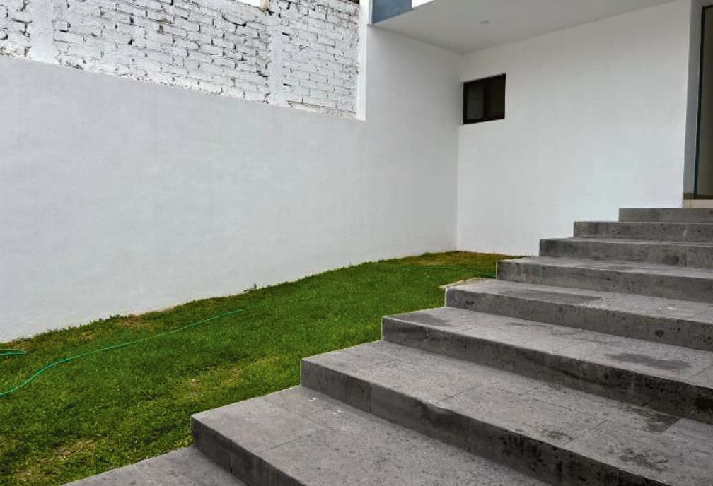 Casa con 4 Recámaras con Vestidor y Baño, Cuarto de Servicio, Sala de Tv y Jardín trasero