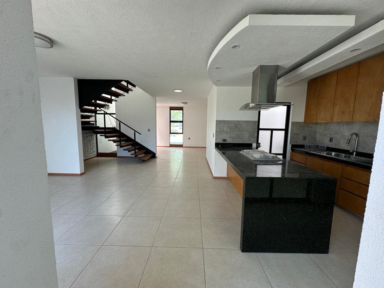 Casa con 4 Recámaras, una en Planta Baja, Sala de TV y Calentador Solar