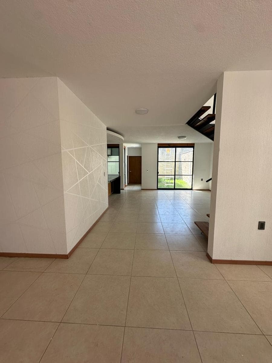 Casa con 4 Recámaras, una en Planta Baja, Sala de TV y Calentador Solar