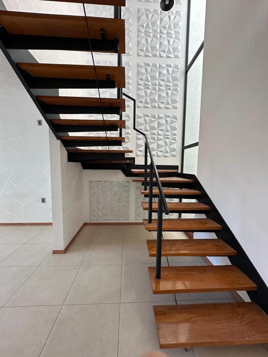 Casa con 4 Recámaras, una en Planta Baja, Sala de TV y Calentador Solar