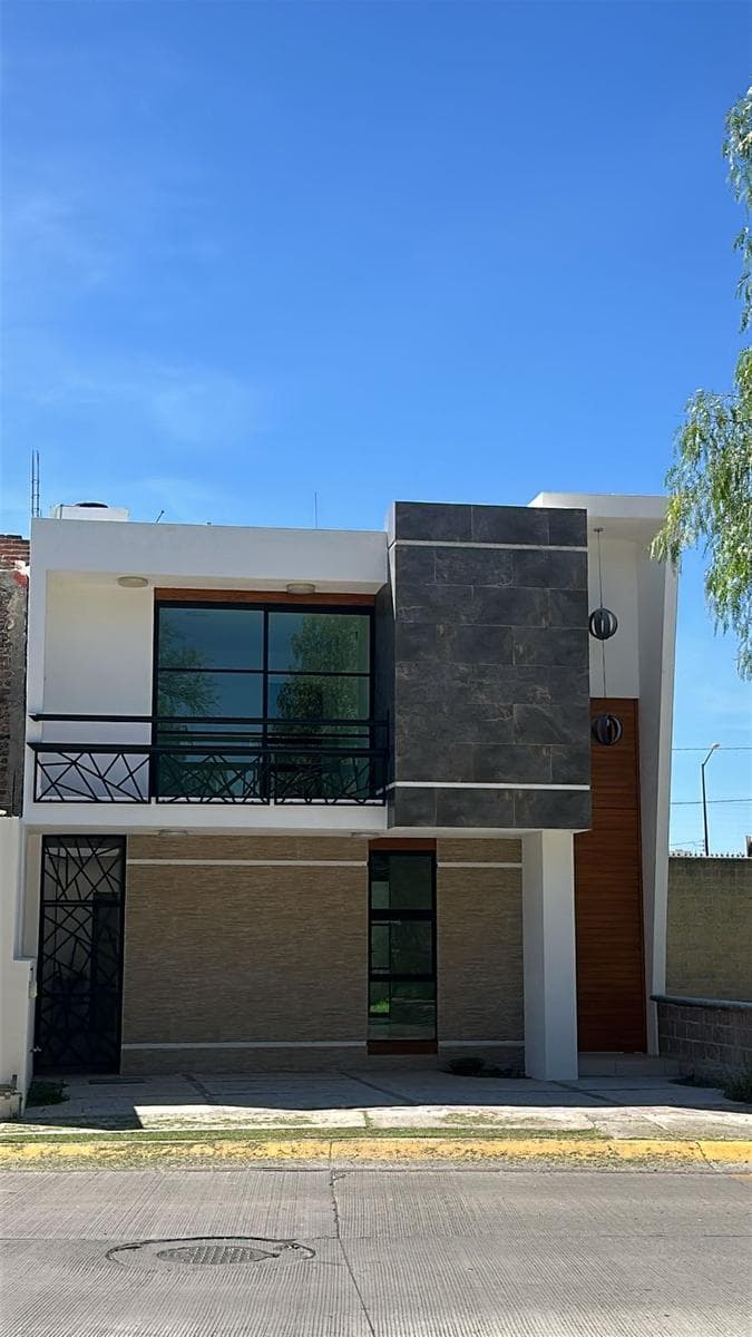 Casa con 4 Recámaras, una en Planta Baja, Sala de TV y Calentador Solar