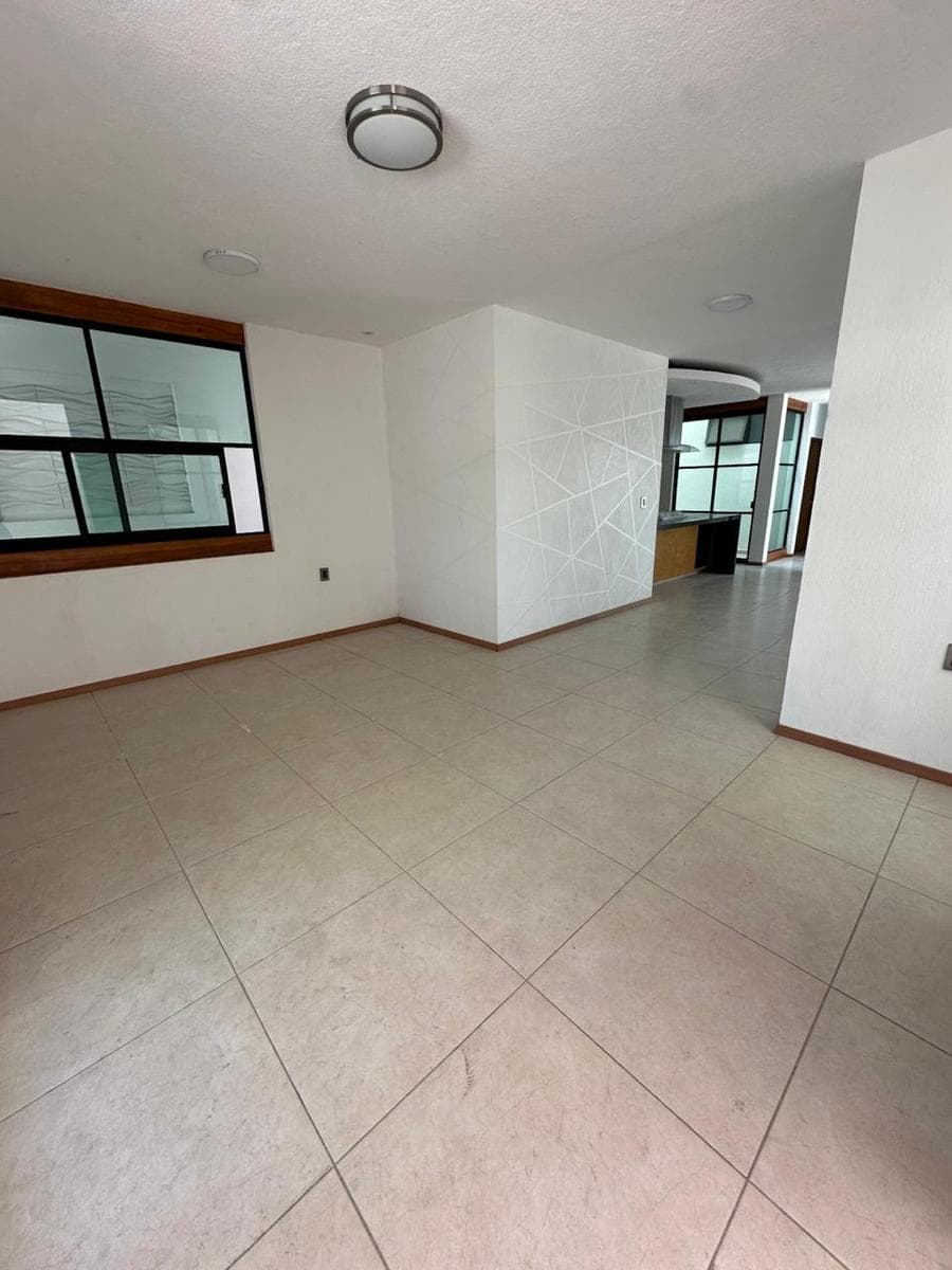 Casa con 4 Recámaras, una en Planta Baja, Sala de TV y Calentador Solar