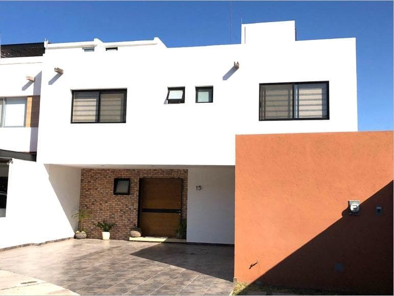 House in a condominium complex in Los Olvera