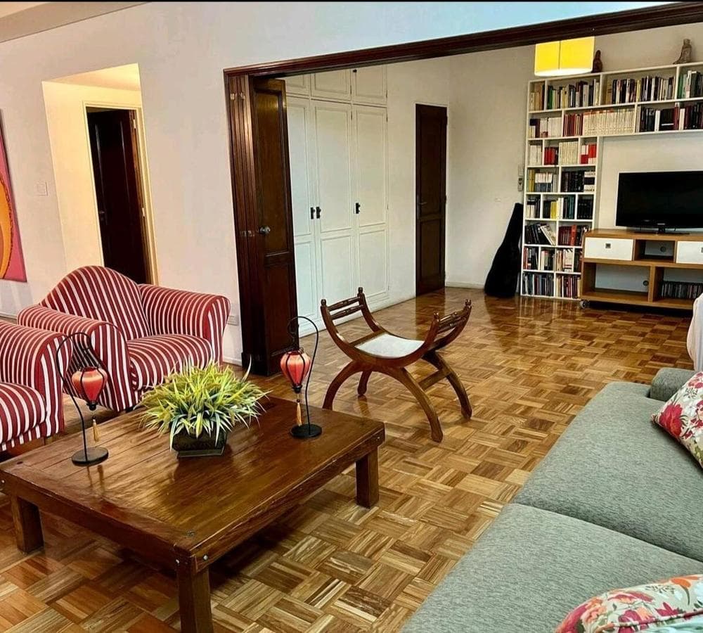 APARTMENT FOR RENT IN RECOLETA: 200 M² APARTMENT WITH 2 PARKING SPACES