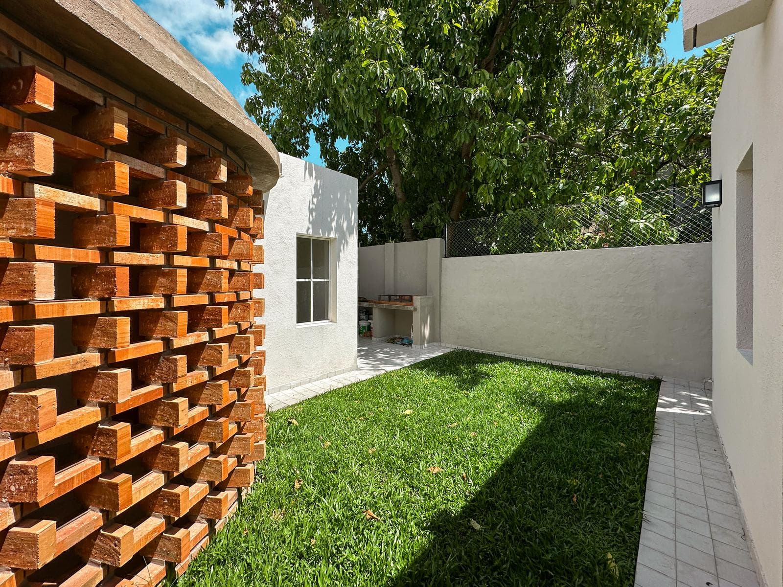 2-bedroom, 2-bathroom house with a hallway and a garden in Arroyito