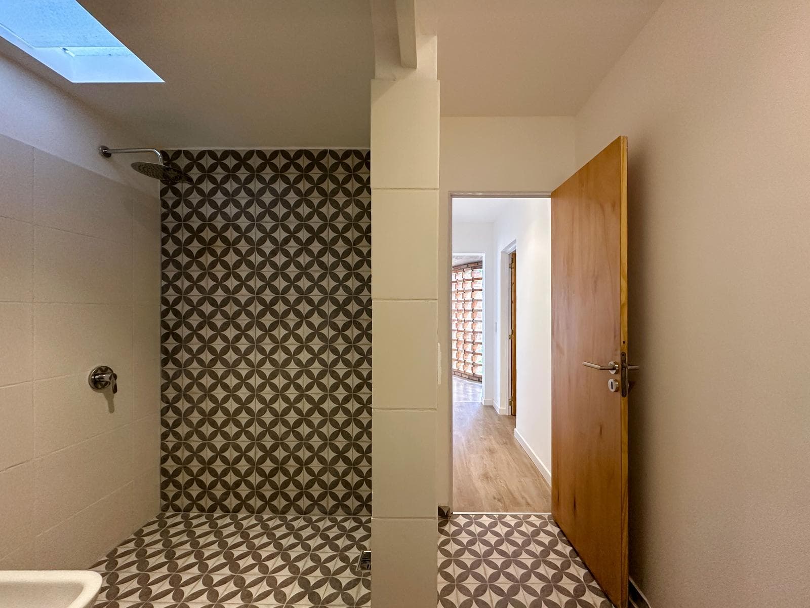 2-bedroom, 2-bathroom house with a hallway and a garden in Arroyito