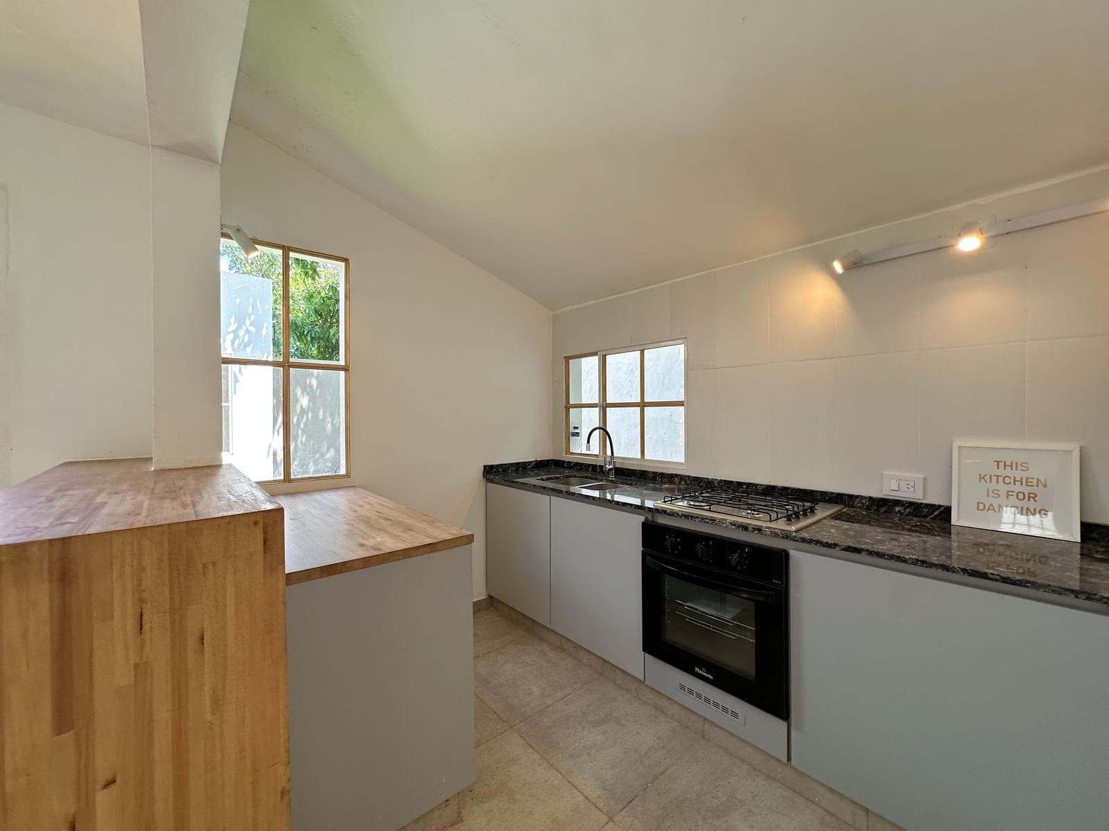 2-bedroom, 2-bathroom house with a hallway and a garden in Arroyito