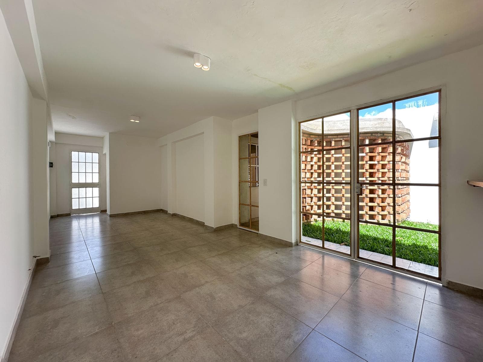 2-bedroom, 2-bathroom house with a hallway and a garden in Arroyito