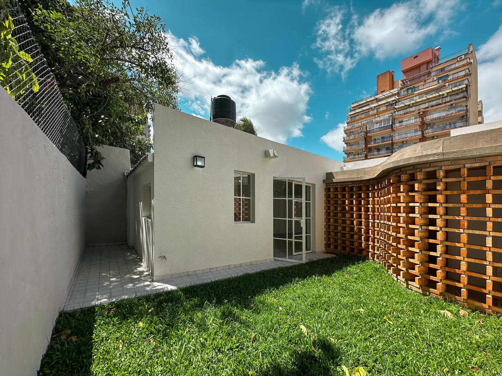 2-bedroom, 2-bathroom house with a hallway and a garden in Arroyito