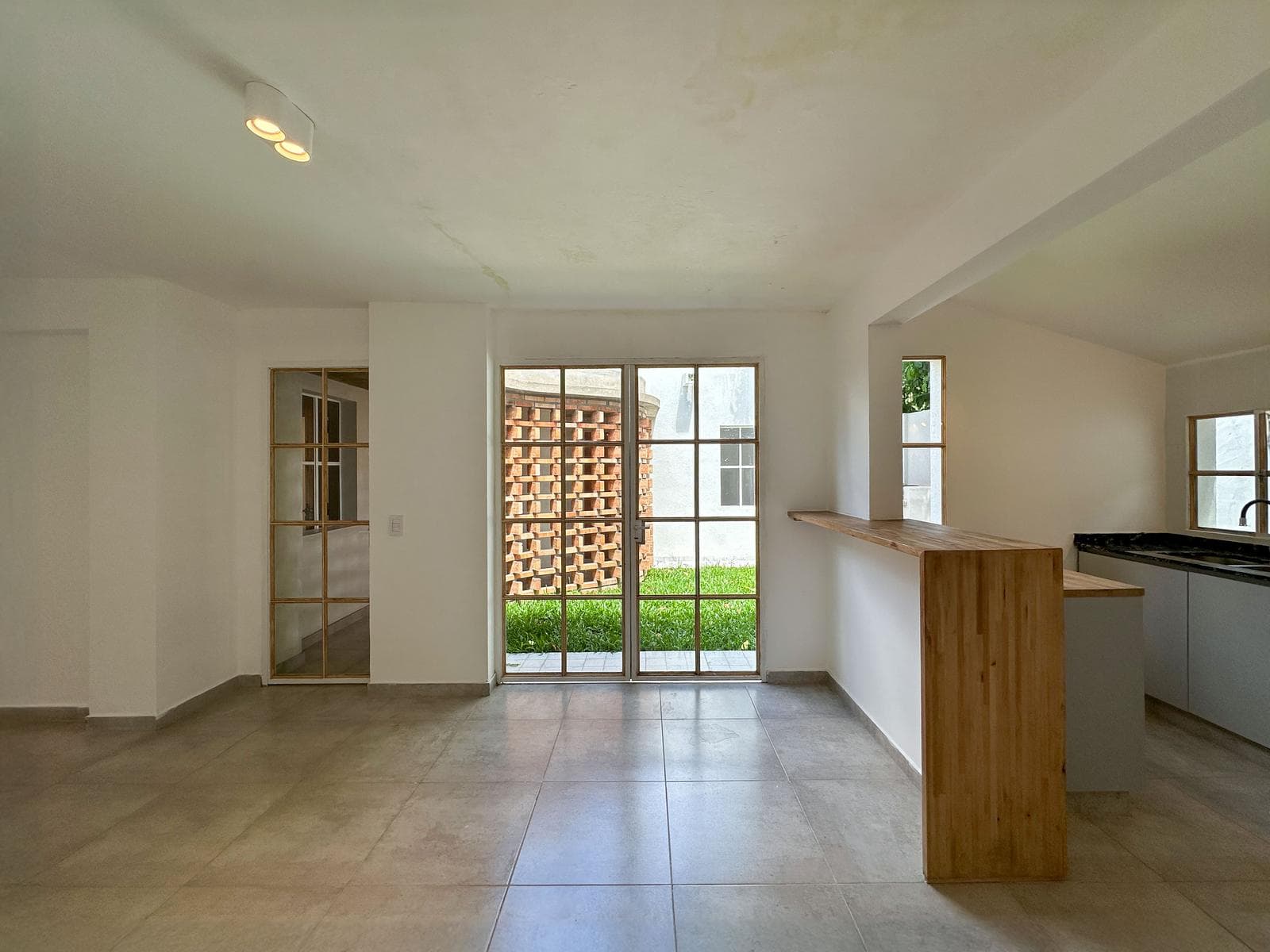 2-bedroom, 2-bathroom house with a hallway and a garden in Arroyito