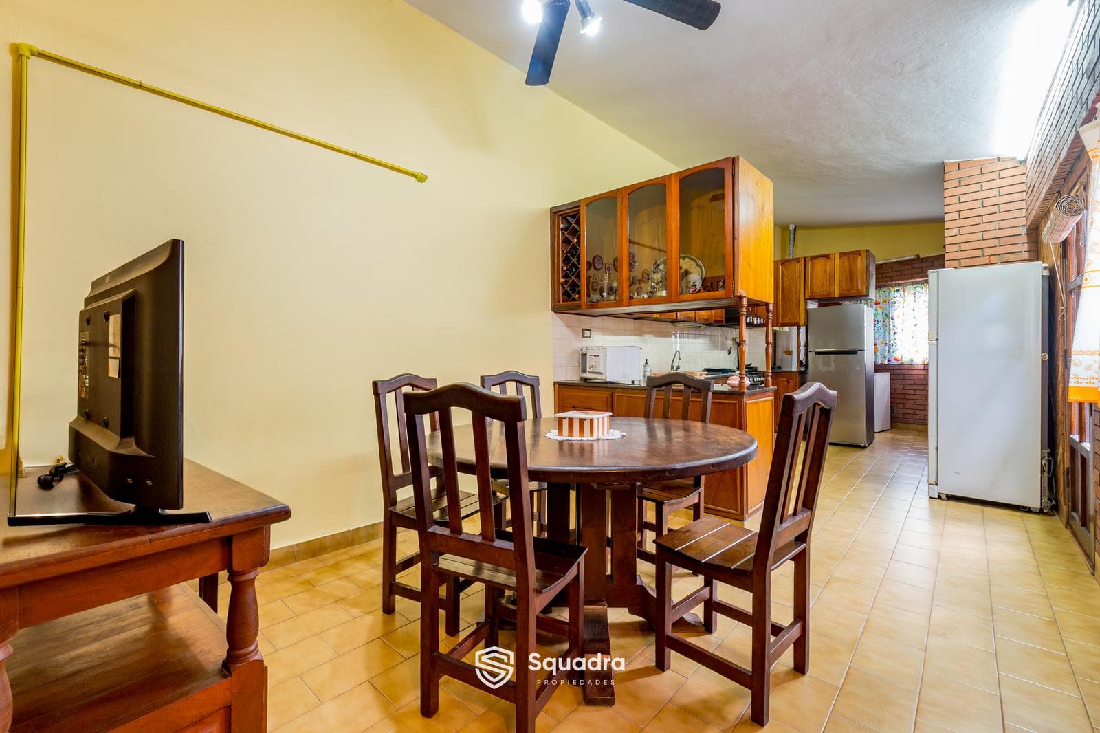 Upper-floor house with 3 bedrooms, 3 commercial units, and 1 warehouse, Cinco Esquinas, Rosario.
