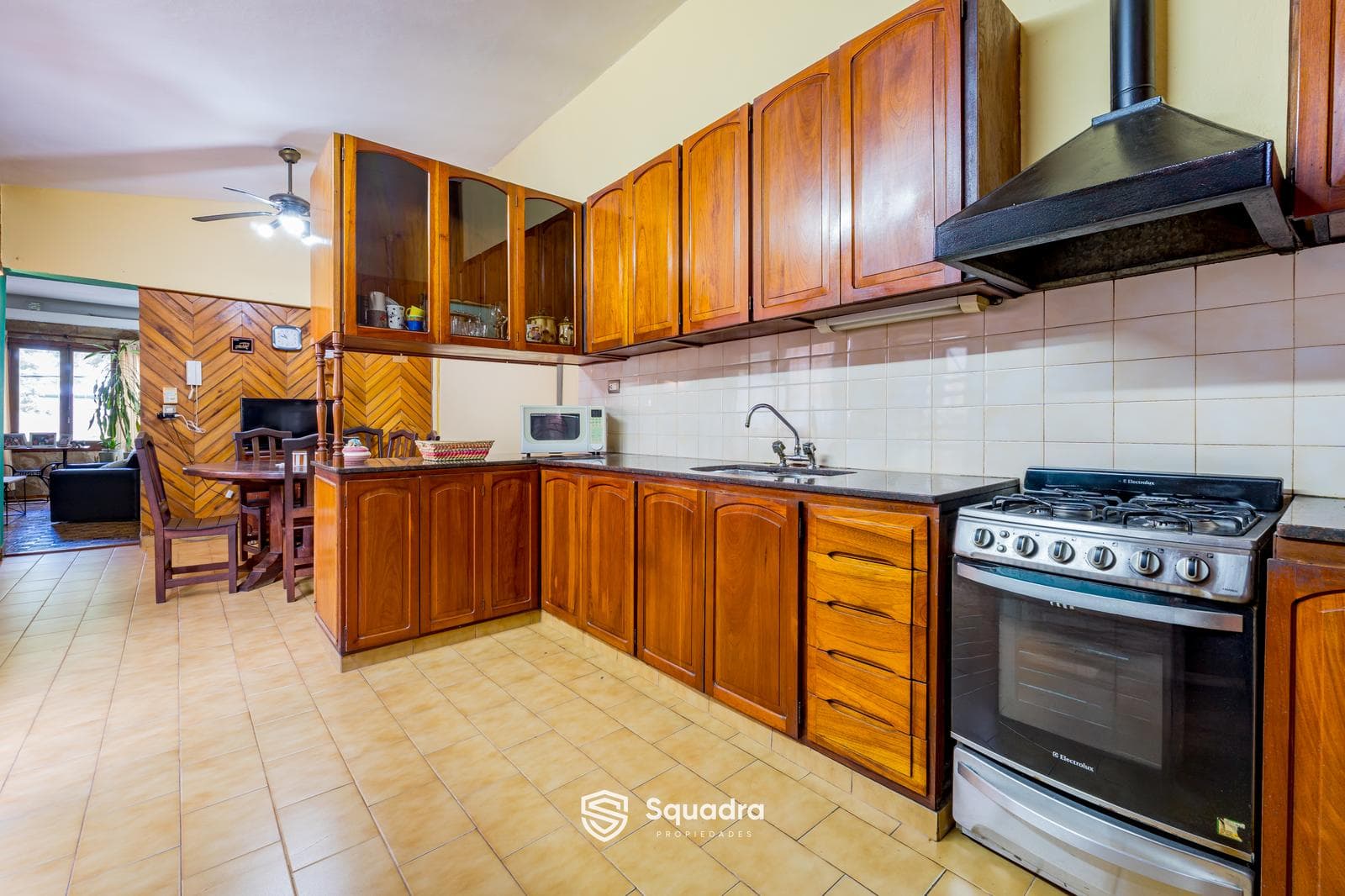 Upper-floor house with 3 bedrooms, 3 commercial units, and 1 warehouse, Cinco Esquinas, Rosario.