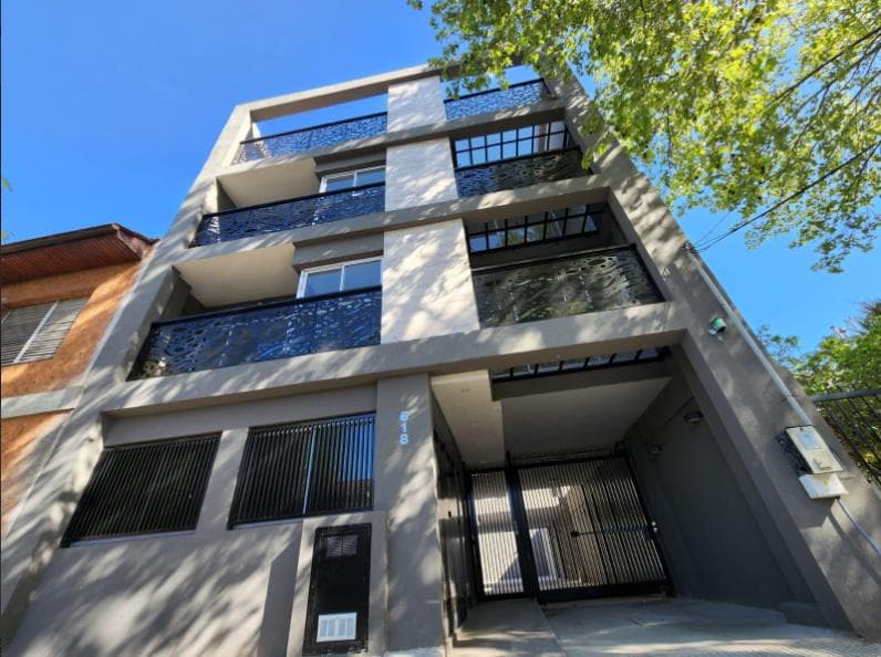 Studio apartment for sale in Lomas de Zamora (can be converted into two units) with a garage