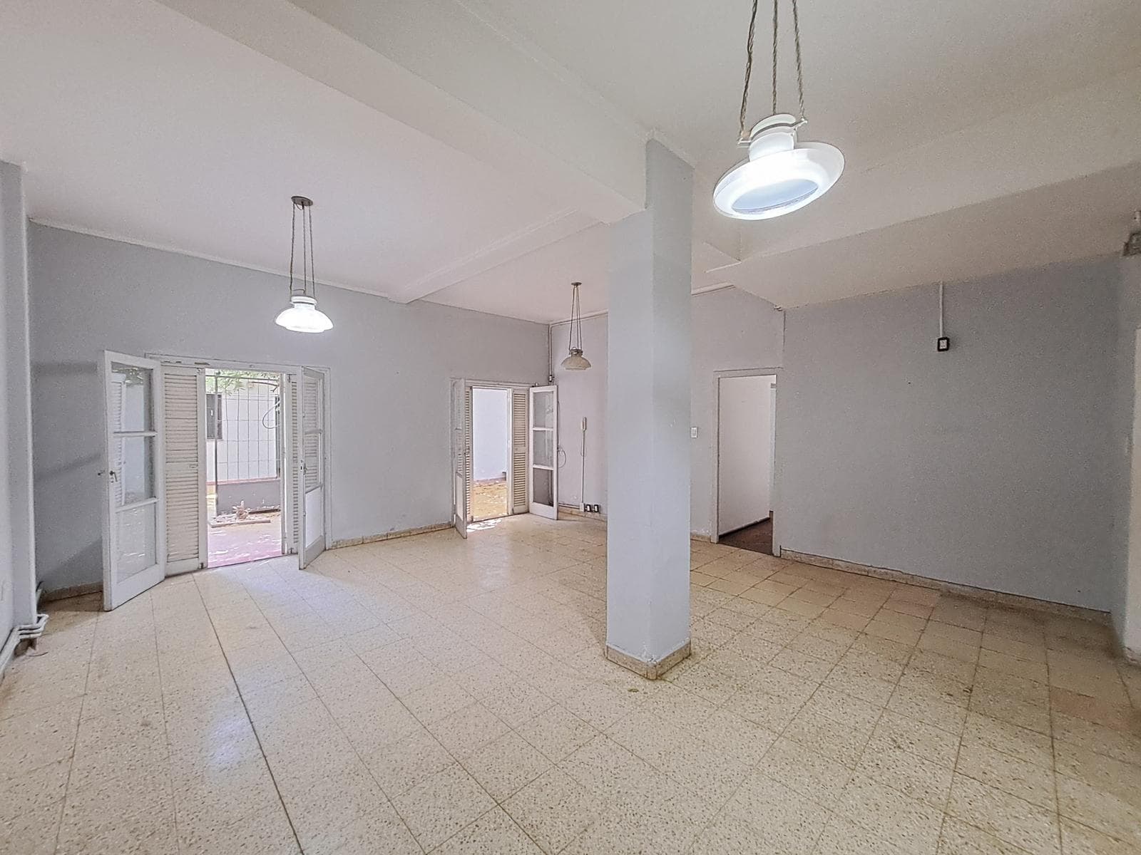 Apartment suitable for professional use—8 rooms and a private patio